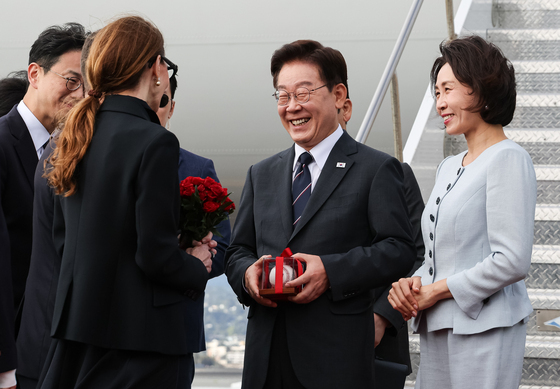 야구공 선물 받은 이재명 대통령