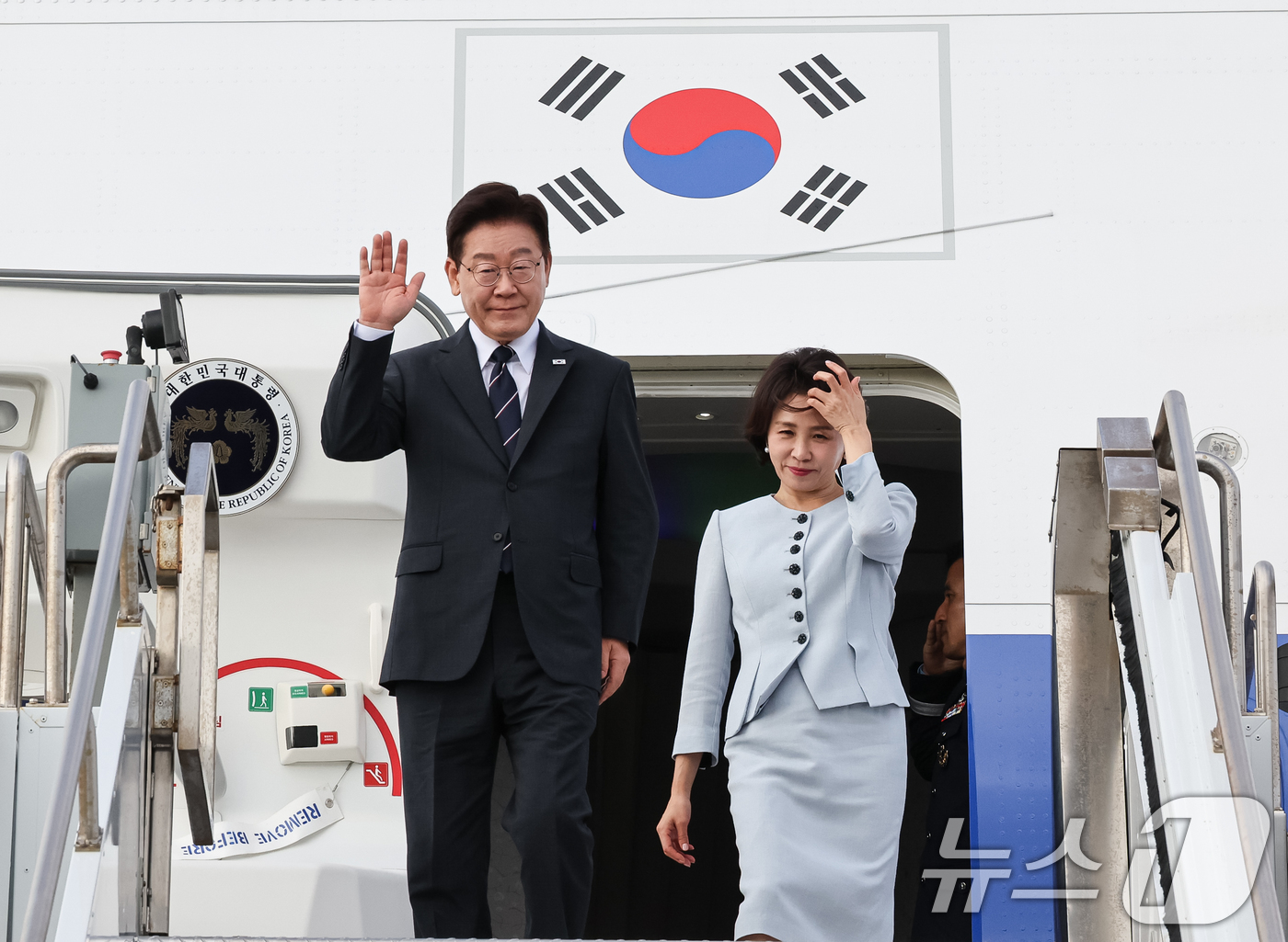 (샌프란시스코(미국)=뉴스1) 허경 기자 = 미국·남미 순방 일정에 나선 이재명 대통령과 김혜경 여사가 24일(현지시간) 샌프란시스코 국제공항에 도착해 인사를 하고 있다. 2026 …