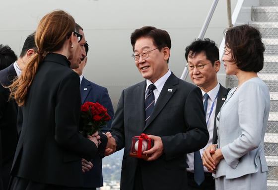 야구공 선물 받은 이재명 대통령