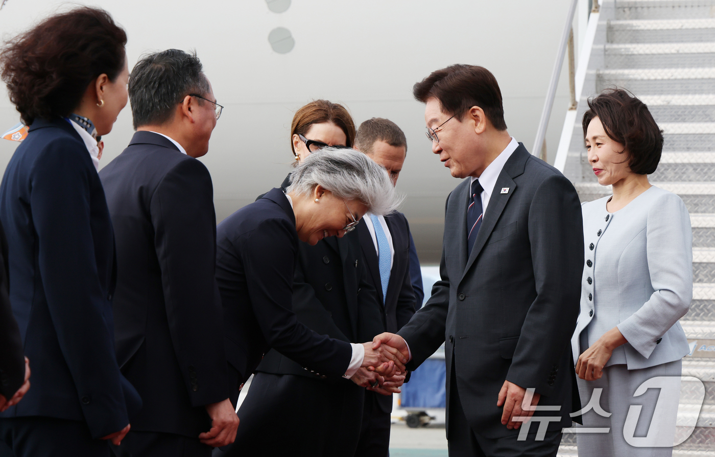 (샌프란시스코(미국)=뉴스1) 허경 기자 = 미국·남미 순방 일정에 나선 이재명 대통령이 24일(현지시간) 샌프란시스코 국제공항에 도착해 강경화 주미국대한민국대사와 인사를 나누고 …