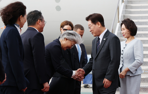 인사 나누는 이재명 대통령·강경화 대사