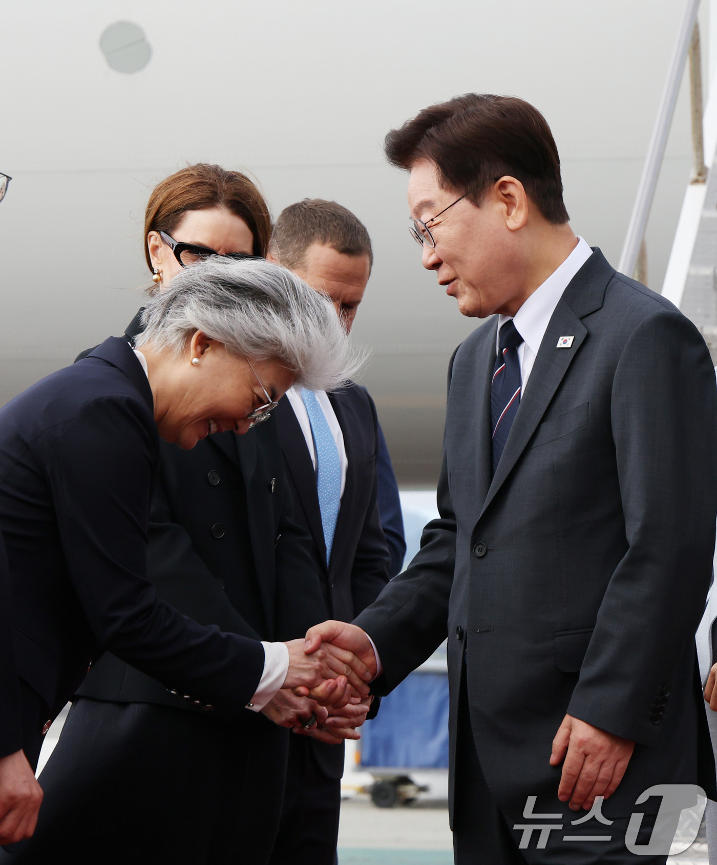 (샌프란시스코(미국)=뉴스1) 허경 기자 = 미국·남미 순방 일정에 나선 이재명 대통령이 24일(현지시간) 샌프란시스코 국제공항에 도착해 강경화 주미국대한민국대사와 인사를 나누고 …