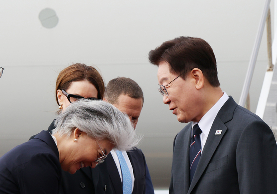 인사 나누는 이재명 대통령·강경화 대사
