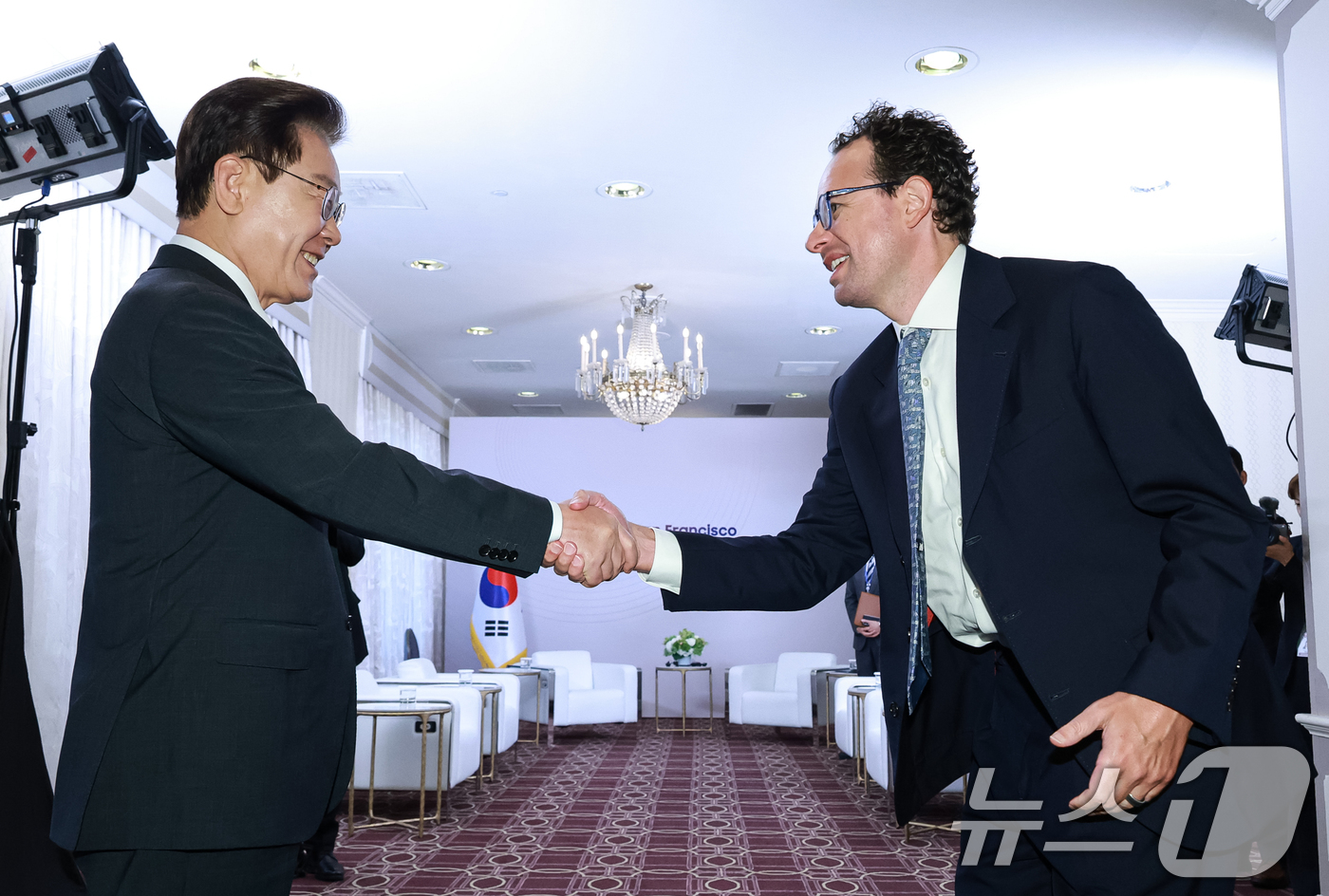 (샌프란시스코(미국)=뉴스1) 허경 기자 = 이재명 대통령이 24일(현지시간) 미국 샌프란시스코 한 호텔에서 다리오 아모데이 앤트로픽 최고경영자와 면담에 앞서 인사를 나누고 있다. …