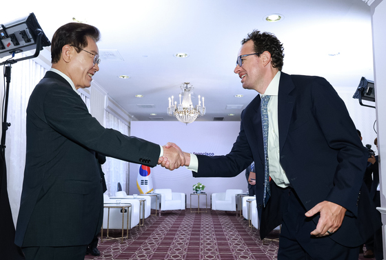 인사 나누는 이재명 대통령·앤트로픽 CEO