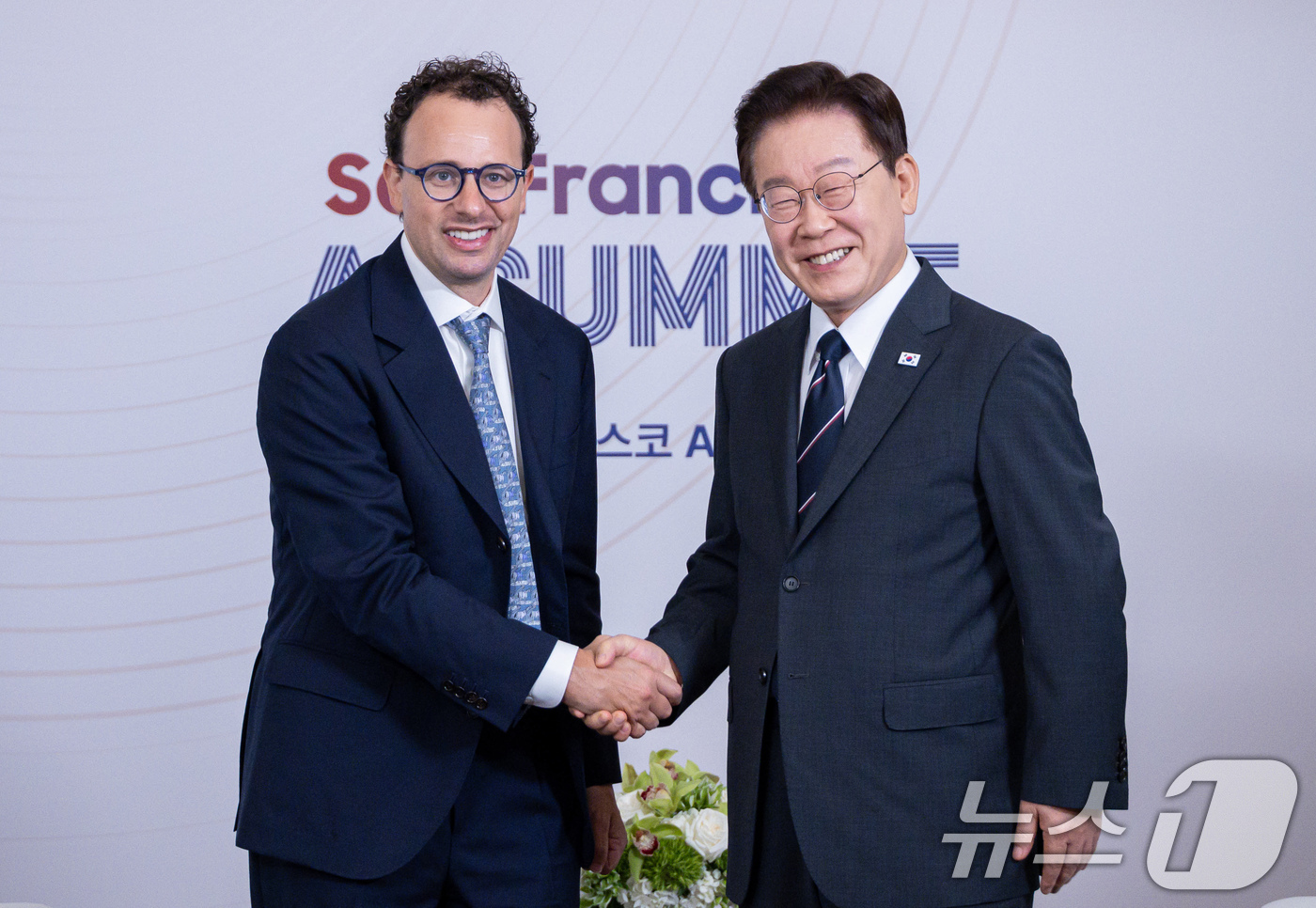 (샌프란시스코(미국)=뉴스1) 허경 기자 = 이재명 대통령이 24일(현지시간) 미국 샌프란시스코 한 호텔에서 다리오 아모데이 앤트로픽 최고경영자와 면담에 앞서 악수하고 있다. 20 …