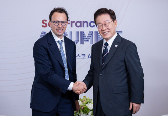 악수하는 이재명 대통령·다리오 아모데이 앤트로픽 CEO