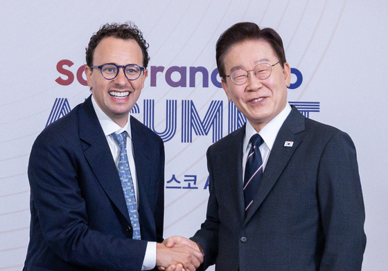 악수하는 이재명 대통령·다리오 아모데이 앤트로픽 CEO