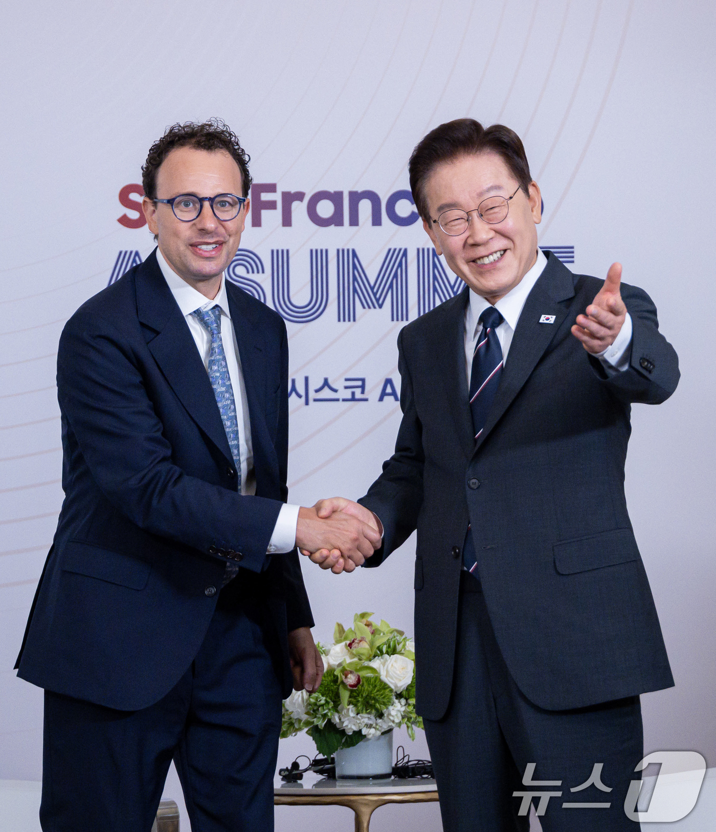 (샌프란시스코(미국)=뉴스1) 허경 기자 = 이재명 대통령이 24일(현지시간) 미국 샌프란시스코 한 호텔에서 다리오 아모데이 앤트로픽 최고경영자와 면담에 앞서 기념촬영을 하고 있다 …