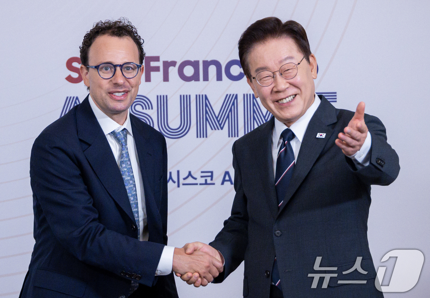 (샌프란시스코(미국)=뉴스1) 허경 기자 = 이재명 대통령이 24일(현지시간) 미국 샌프란시스코 한 호텔에서 다리오 아모데이 앤트로픽 최고경영자와 면담에 앞서 기념촬영을 하고 있다 …