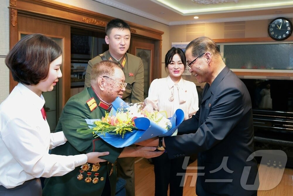 본문 이미지 - (평양 노동신문=뉴스1) = 북한 노동당 기관지 노동신문은 25일 전승절(정전협정 체결일) 73주년을 맞아 박태성 내각 총리를 비롯한 당정 간부들이 23일과 24일 전쟁 노병의 가정을 방문했다고 전했다. [국내에서만 사용가능. 재배포 금지. DB 금지. For Use Only in the Republic of Korea. Redistribution Prohibited] rodongphoto@news1.kr