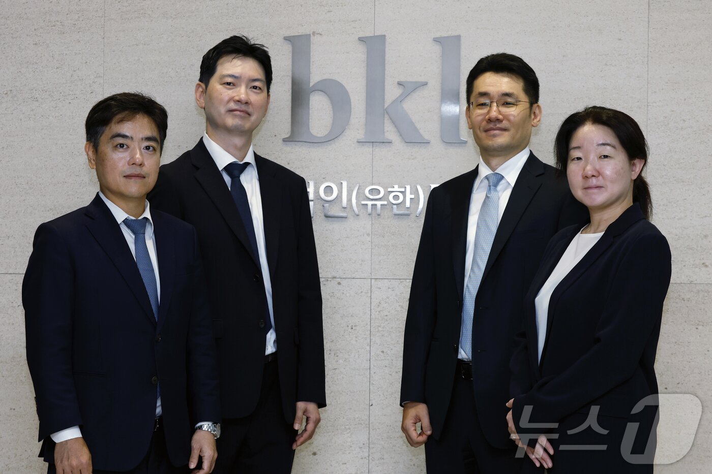 본문 이미지 - 법무법인 태평양의 고지훈, 윤정노, 정한별, 윤지효 변호사가 서울 종로구 우정국로 법무법인 태평양 서울 사무소에서 가진 뉴스1과의 인터뷰에서 포즈를 취하고 있다. ⓒ 뉴스1 박정호 기자