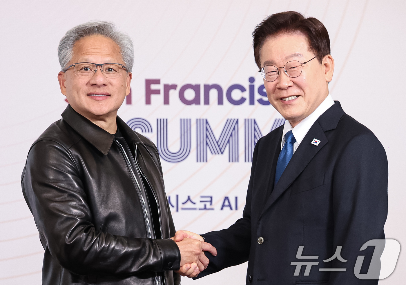 (샌프란시스코(미국)=뉴스1) 허경 기자 = 이재명 대통령이 24일(현지시간) 미국 샌프란시스코 한 호텔에서 젠슨 황 엔비디아 CEO와 면담에 앞서 인사를 나누고 있다. 2026. …