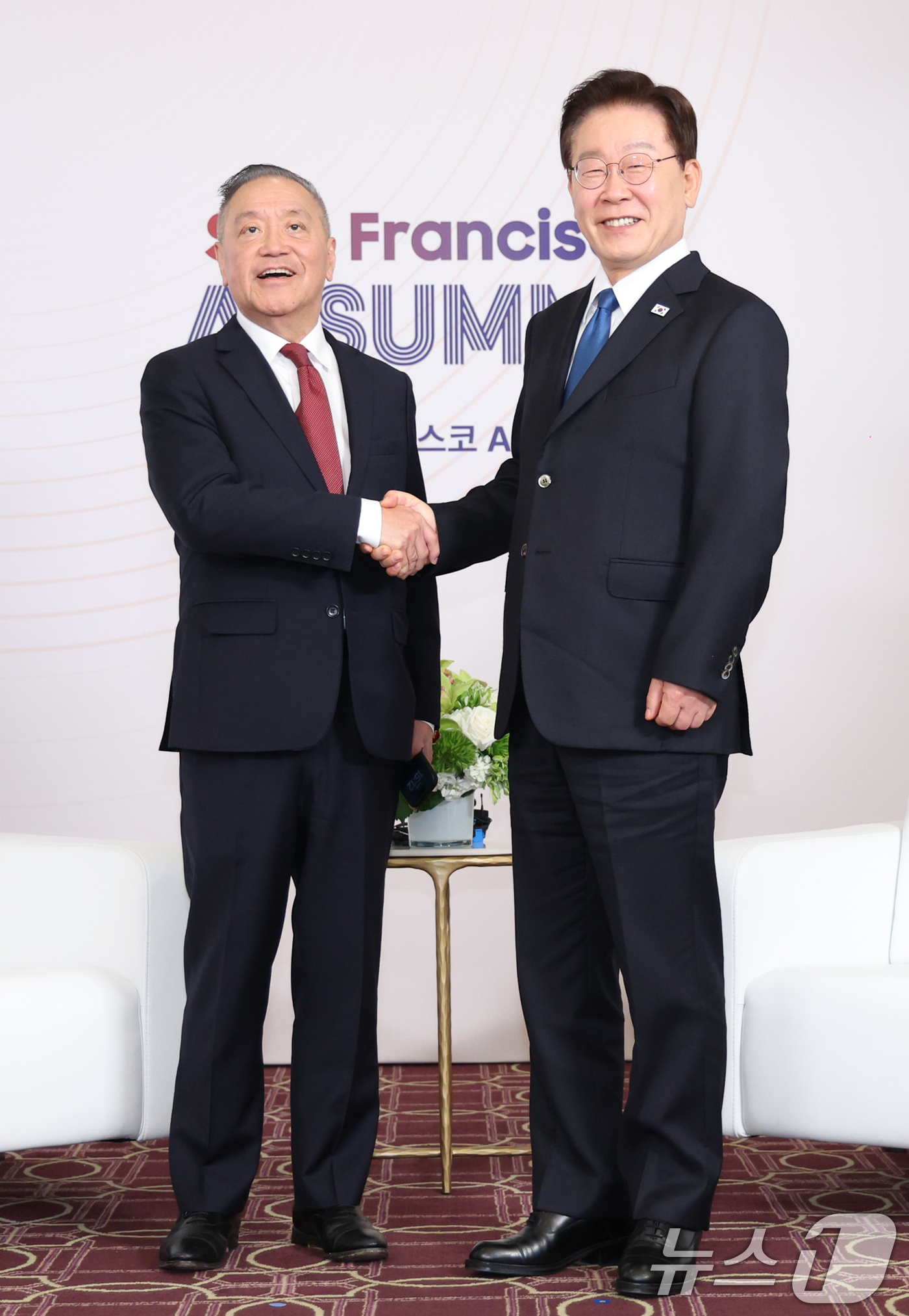 (샌프란시스코(미국)=뉴스1) 허경 기자 = 이재명 대통령이 24일(현지시간) 미국 샌프란시스코 한 호텔에서 혹 탄 브로드컴 사장 겸 CEO와 면담에 앞서 인사를 나누고 있다. 2 …