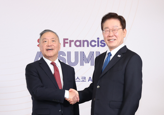 인사 나누는 이재명 대통령·혹 탄 브로드컴 CEO
