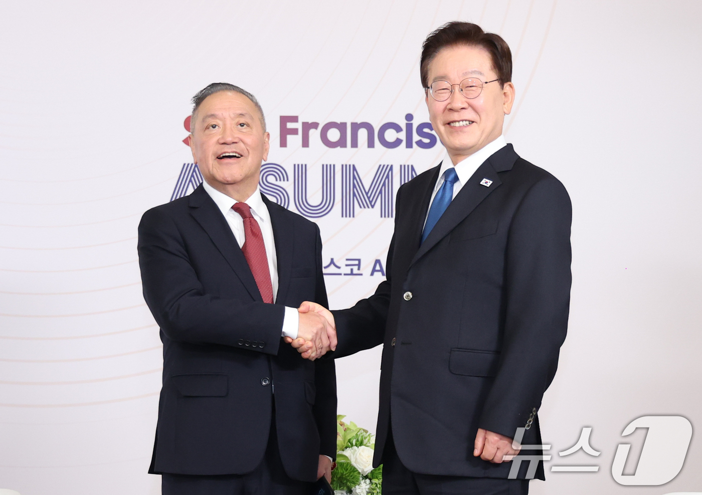 (샌프란시스코(미국)=뉴스1) 허경 기자 = 이재명 대통령이 24일(현지시간) 미국 샌프란시스코 한 호텔에서 혹 탄 브로드컴 사장 겸 CEO와 면담에 앞서 인사를 나누고 있다. 2 …