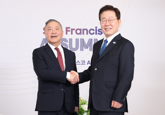 인사 나누는 이재명 대통령·혹 탄 브로드컴 CEO