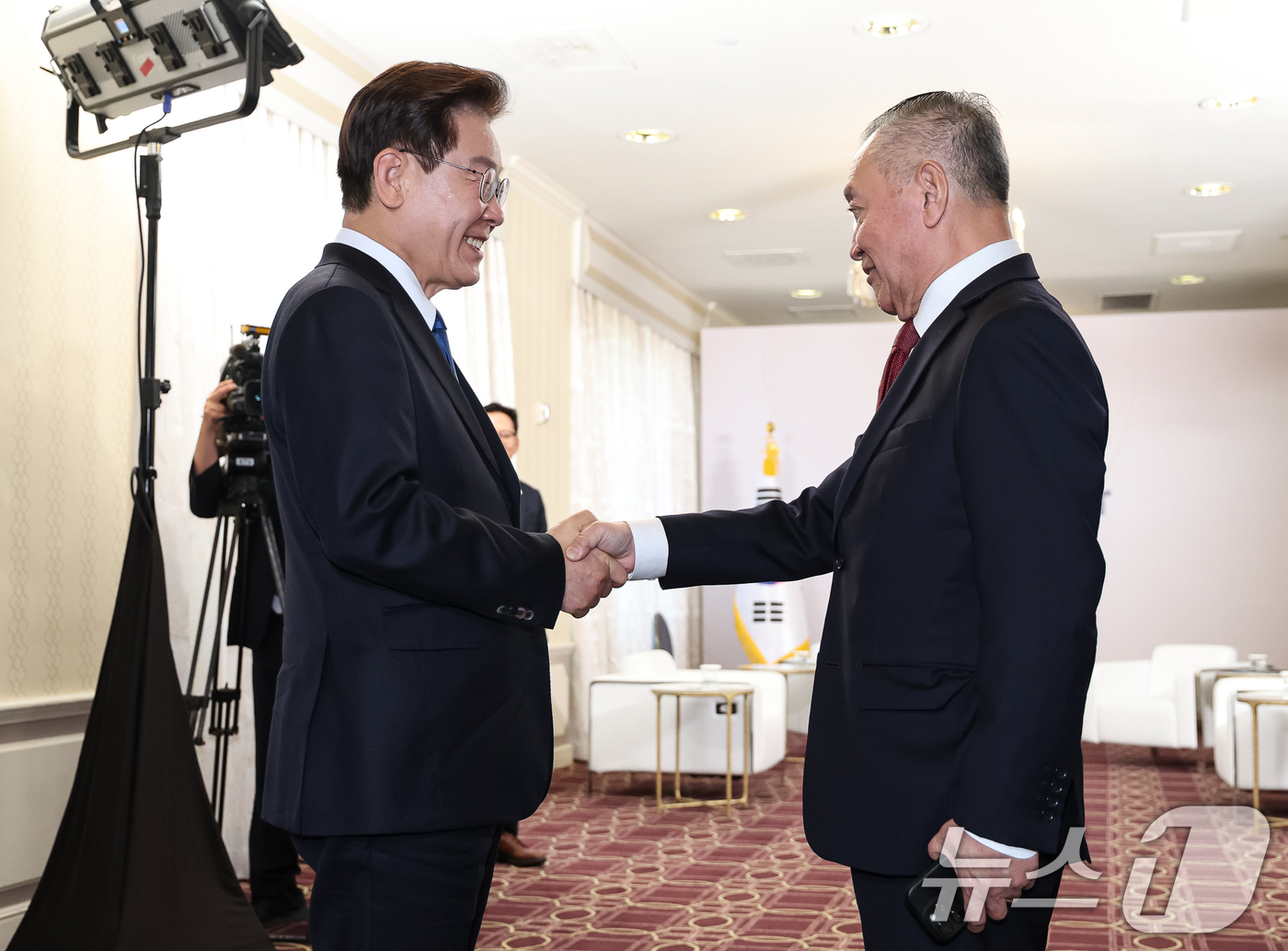 (샌프란시스코(미국)=뉴스1) 허경 기자 = 이재명 대통령이 24일(현지시간) 미국 샌프란시스코 한 호텔에서 혹 탄 브로드컴 사장 겸 CEO와 면담에 앞서 인사를 나누고 있다. 2 …