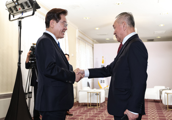 인사 나누는 이재명 대통령·혹 탄 브로드컴 CEO