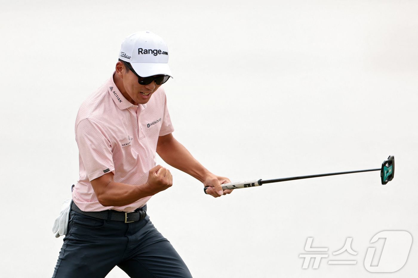 본문 이미지 - 마이클 김이 25일(한국시간) 열린 PGA 투어 3M 오픈 2라운드에서 '꿈의 59타'를 기록한 뒤 어퍼컷 세리머니를 펼쳤다. ⓒ AFP=뉴스1