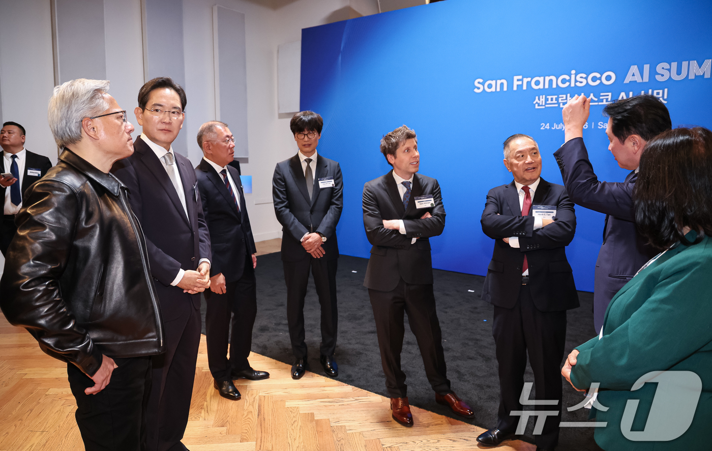 (샌프란시스코(미국)=뉴스1) 허경 기자 = 젠슨 황 엔비디아 CEO(왼쪽부터)와 이재용 삼성전자 회장, 정의선 현대차그룹 회장, 이해진 네이버 이사회 의장, 샘 올트먼 오픈AI …