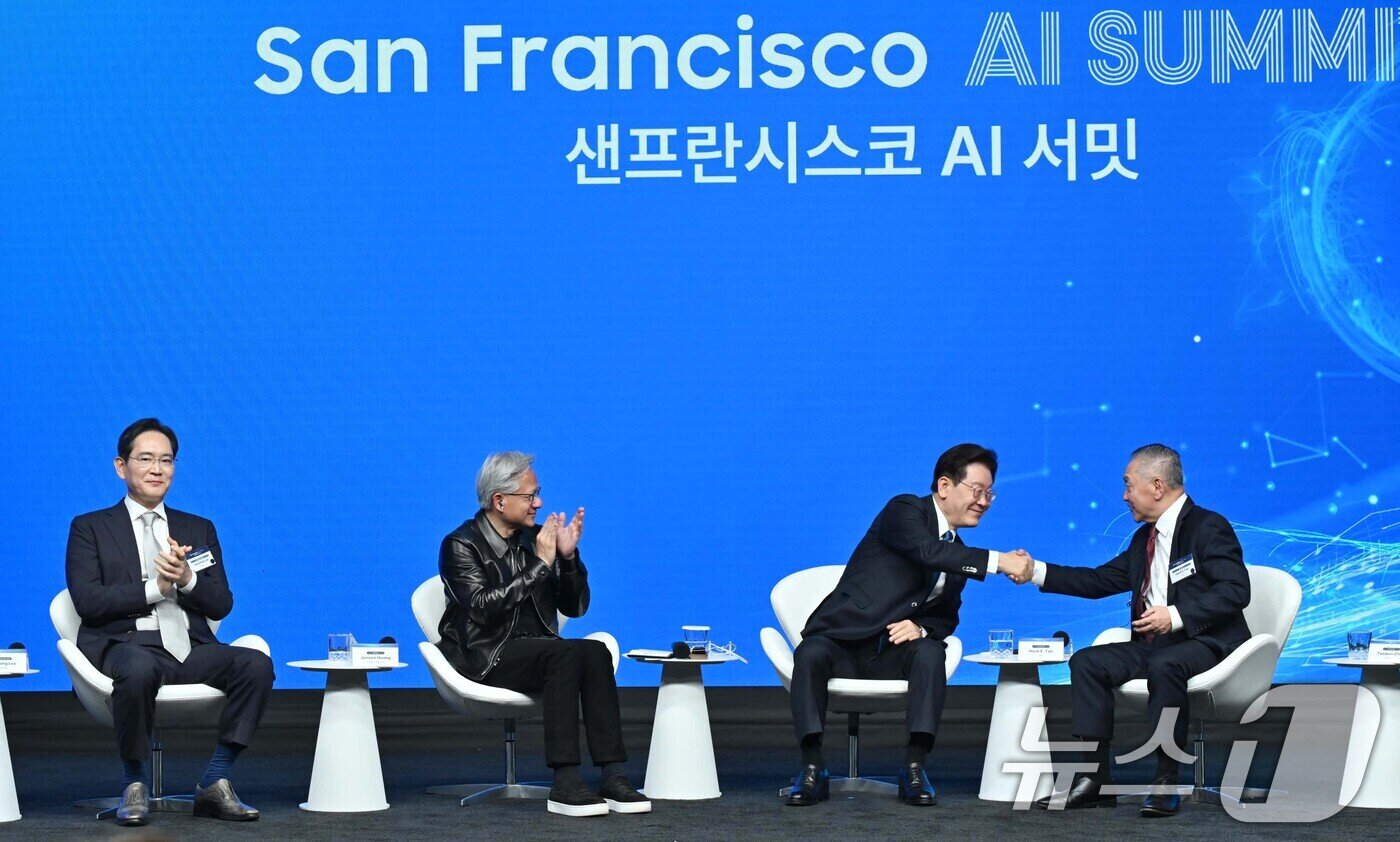 본문 이미지 - 이재명 대통령이 24일(현지시각) 미국 샌프란시스코에서 열린 샌프란시스코 AI서밋을 마치고 혹 탄 브로드컴 사장 겸 CEO와 인사하고 있다. 2026.7.25 ⓒ 뉴스1 허경 기자