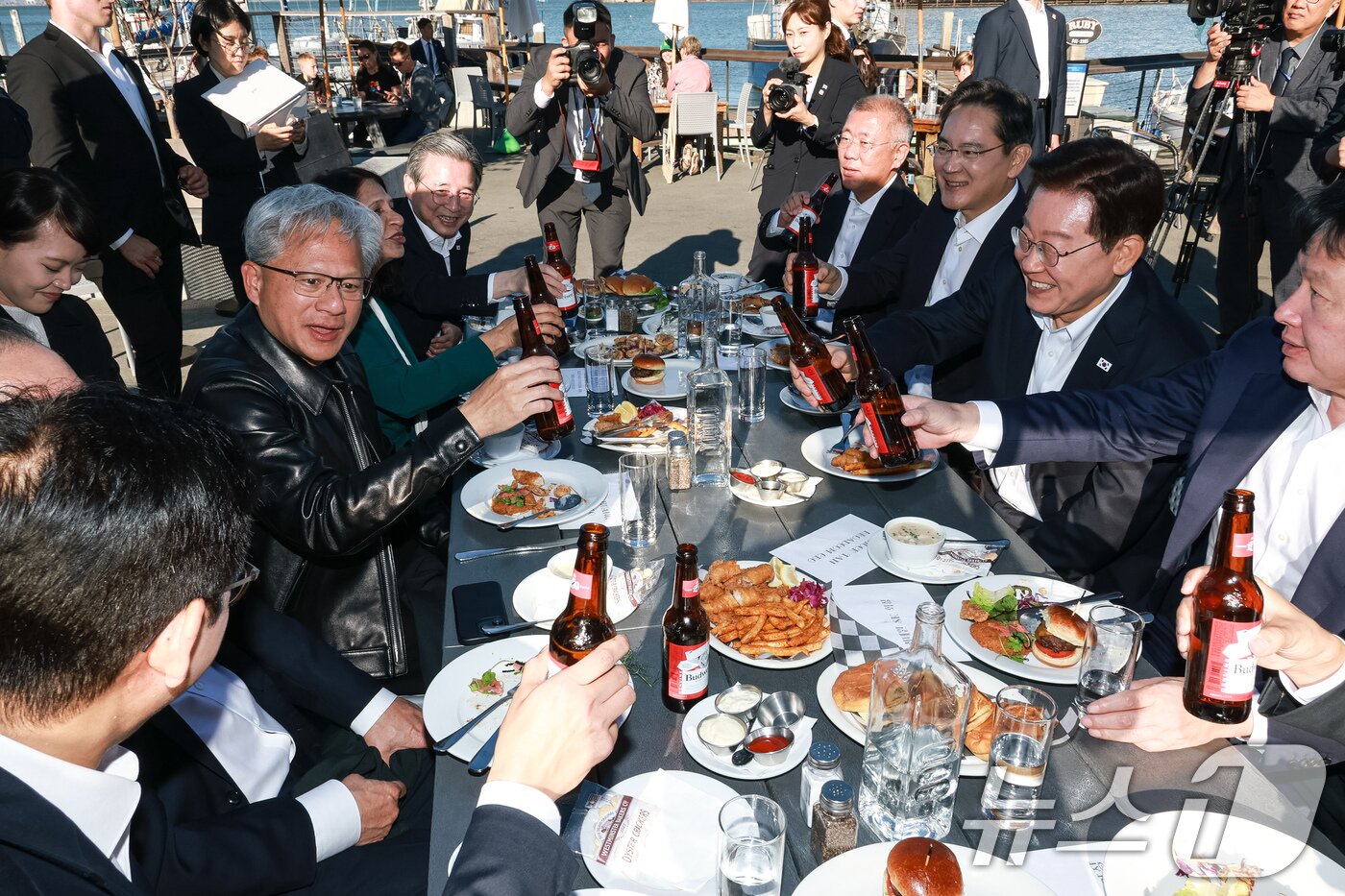 본문 이미지 - 이재명 대통령이 24일(현지시간) 미국 샌프란시스코 더 램프 레스토랑에서 열린 글로벌 AI리더 만찬에서 참석자들과 건배를 하고 있다. 이날 만찬에는 젠슨 황 엔비디아 CEO, 다리오 아모데이 앤트로픽 CEO, 혹 탄 브로드컴 사장 겸 CEO, 샘 올트먼 오픈AI CEO, 이재용 삼성전자 회장, 이해진 네이버 이사회 의장, 최태원 SK그룹 회장, 정의선 현대차그룹 회장 등이 참석했다. 2026.7.25 ⓒ 뉴스1 허경 기자