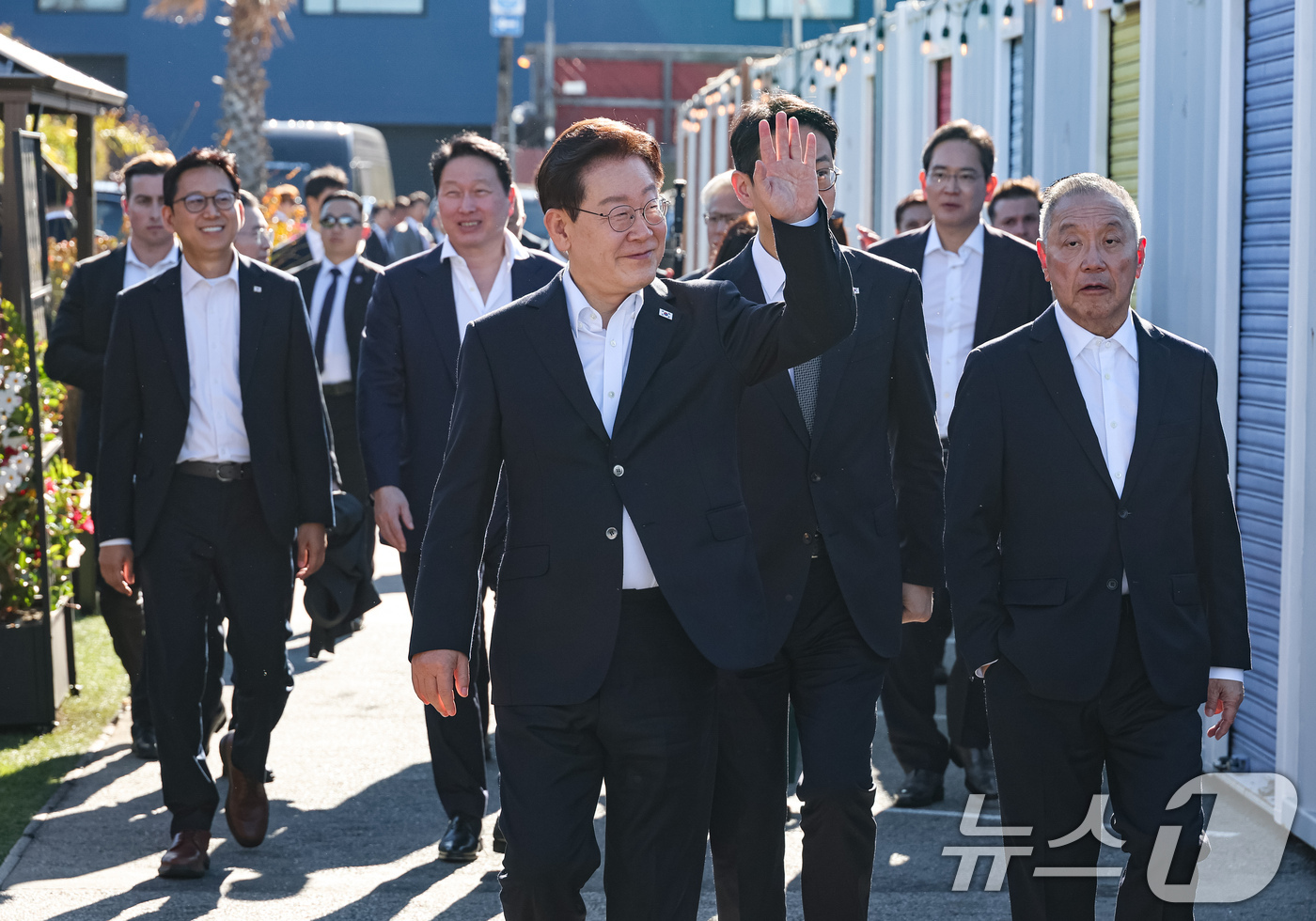 (샌프란시스코(미국)=뉴스1) 허경 기자 = 이재명 대통령이 24일(현지시간) 미국 샌프란시스코 더 램프 레스토랑에서 열린 글로벌 AI리더 만찬에 참석하고 있다.이날 만찬에는 젠슨 …