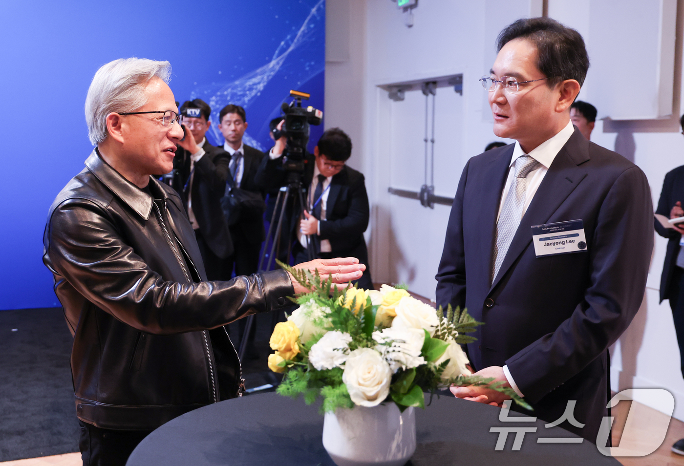 (샌프란시스코(미국)=뉴스1) 허경 기자 = 이재용 삼성전자 회장과 젠슨 황 엔비디아 CEO가 24일(현지시간) 미국 샌프란시스코 미드웨이에서 열린 AI 서밋에서 대화를 하고 있다 …