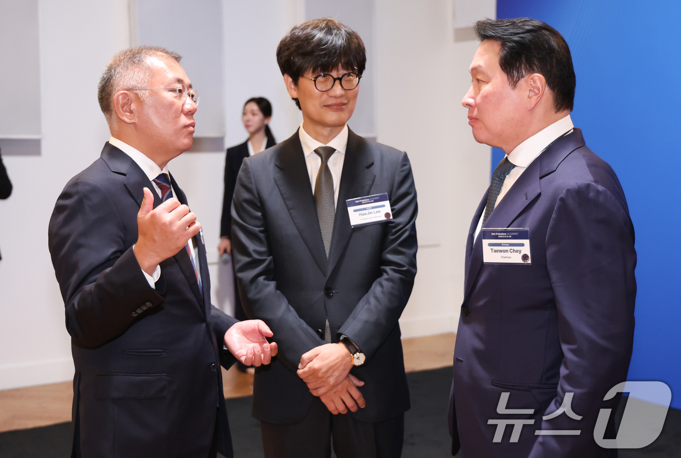 (샌프란시스코(미국)=뉴스1) 허경 기자 = 정의선 현대차그룹 회장(왼쪽부터)과 이해진 네이버 이사회 의장, 최태원 SK그룹 회장이 24일(현지시간) 미국 샌프란시스코 미드웨이에서 …