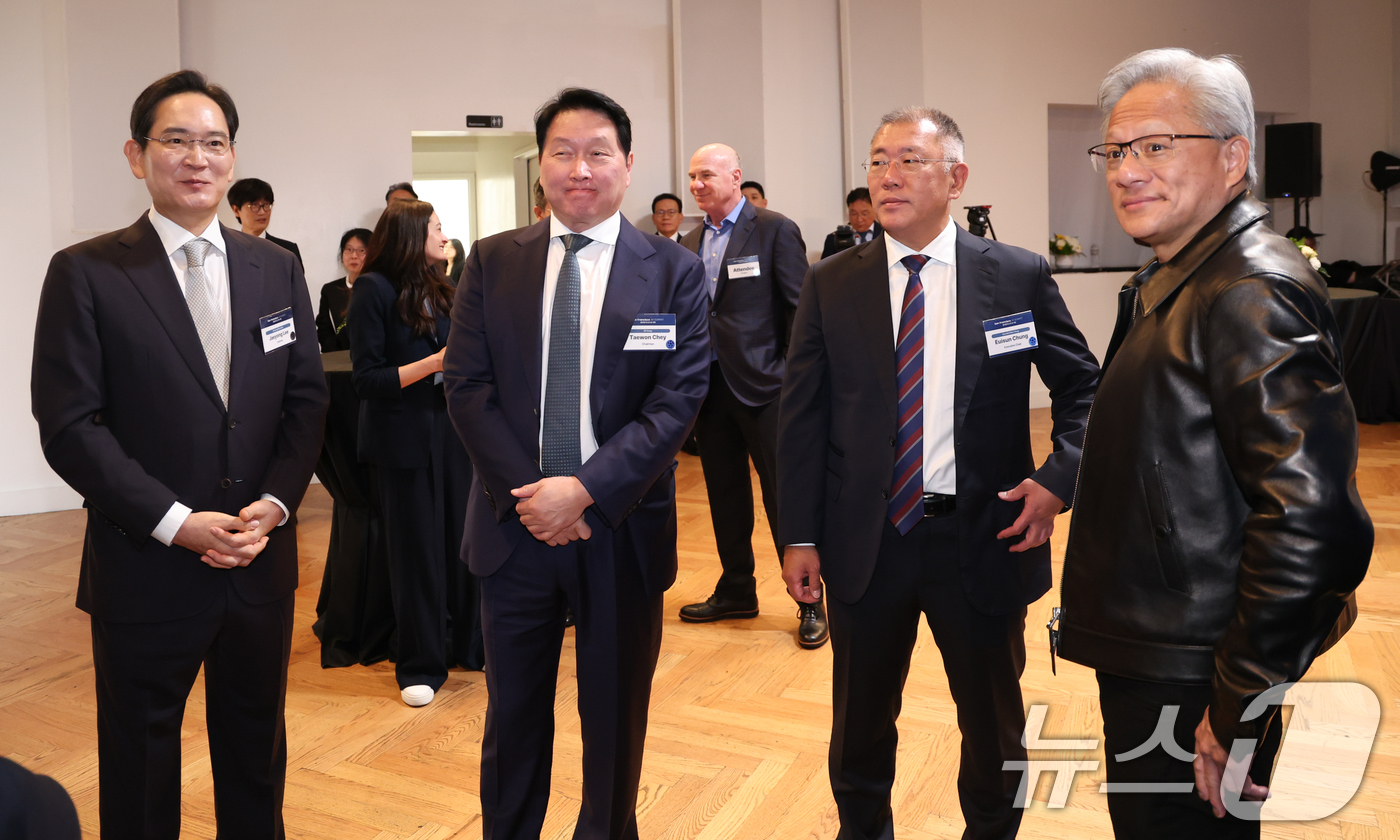 (샌프란시스코(미국)=뉴스1) 허경 기자 = 이재용 삼성전자 회장(왼쪽부터)과 최태원 SK그룹 회장, 정의선 현대차그룹 회장, 젠슨 황 엔비디아 CEO가 24일(현지시간) 미국 샌 …