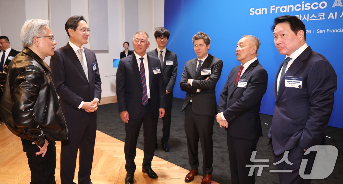 본문 이미지 - 한자리에 모인 글로벌 AI 리더들. 젠슨 황 엔비디아 CEO(왼쪽부터)와 이재용 삼성전자 회장, 정의선 현대차그룹 회장, 샘 올트먼 오픈AI CEO, 혹 탄 브로드컴 사장 겸 CEO, 최태원 SK그룹 회장이 7월 24일(현지시간) 미국 샌프란시스코 미드웨이에서 열린 AI 서밋에서 대화하고 있다. ⓒ 뉴스1 허경 기자
