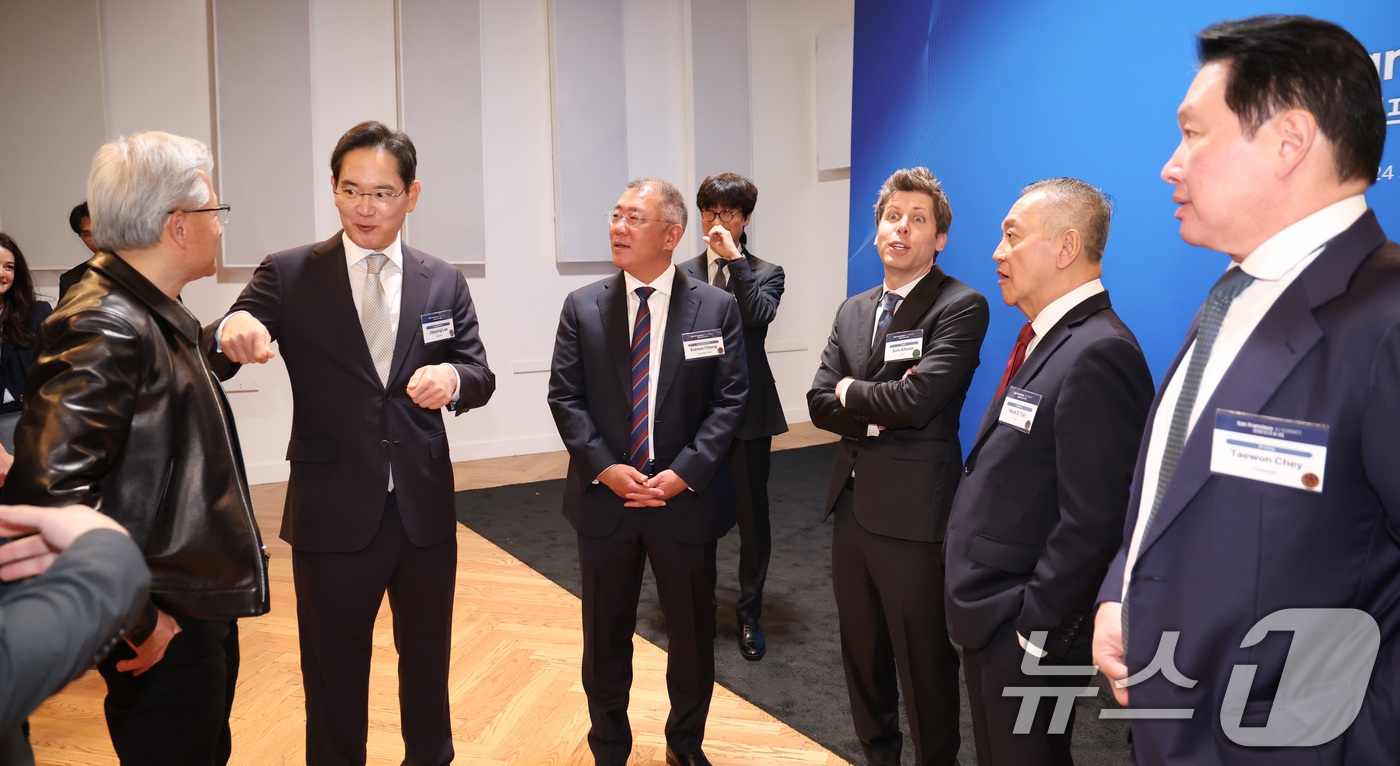 (샌프란시스코(미국)=뉴스1) 허경 기자 = 젠슨 황 엔비디아 CEO(왼쪽부터)와 이재용 삼성전자 회장, 정의선 현대차그룹 회장, 샘 올트먼 오픈AI CEO, 혹 탄 브로드컴 사장 …