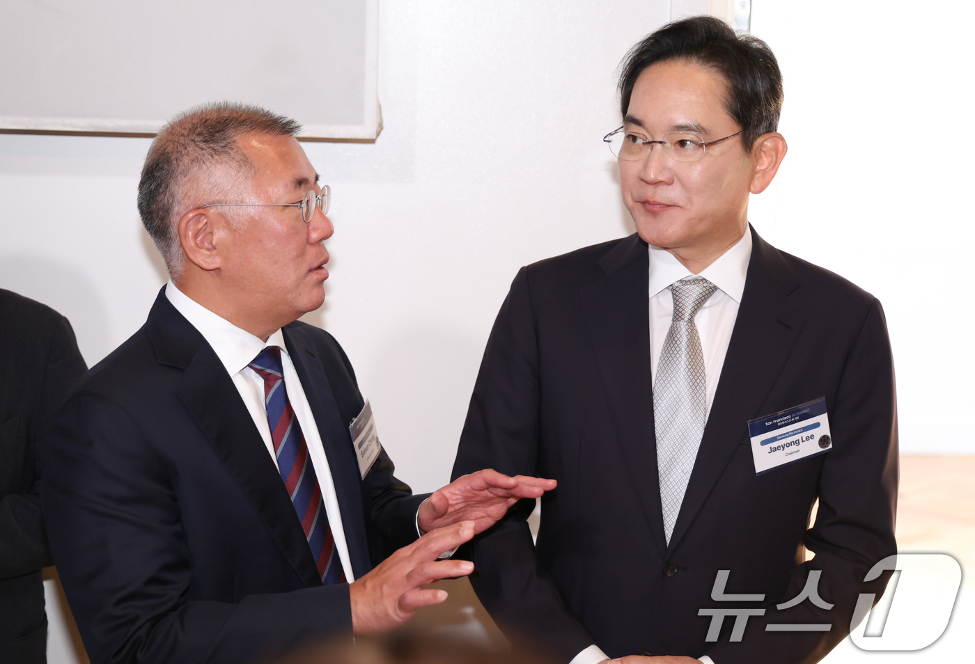 (샌프란시스코(미국)=뉴스1) 허경 기자 = 이재용 삼성전자 회장과 정의선 현대차그룹 회장이 24일(현지시간) 미국 샌프란시스코 미드웨이에서 열린 AI 서밋에서 대화를 하고 있다. …
