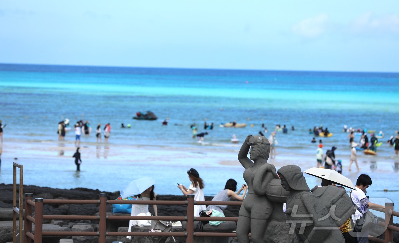 (제주=뉴스1) 강승남 기자 = 산지를 제외한 제주도 전역에 폭염특보가 발효된 25일 오전 제주시 한림읍 협재해수욕장이 피서객들로 붐비고 있다. 2026.7.25 2026.7.25 …