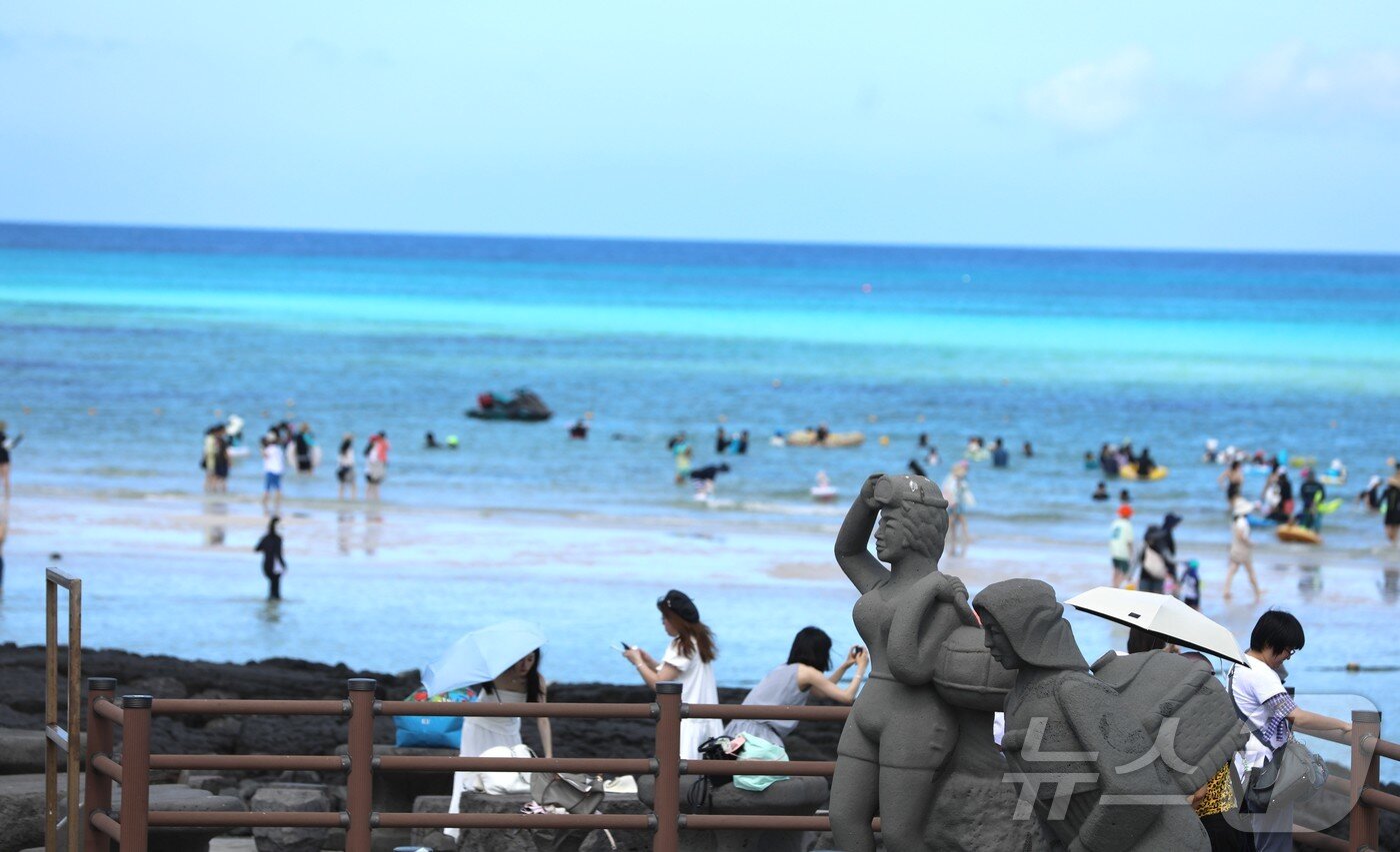 본문 이미지 - 산지를 제외한 제주도 전역에 폭염특보가 발효된 25일 오전 제주시 한림읍 협재해수욕장이 피서객들로 붐비고 있다. 2026.7.25 2026.7.25 ⓒ 뉴스1 강승남 기자