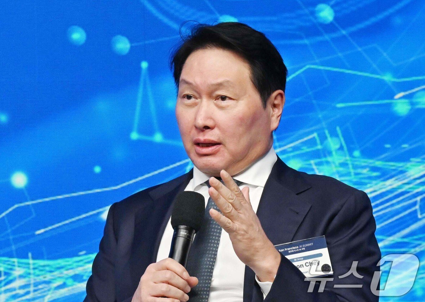 본문 이미지 - 최태원 SK그룹 회장이 24일(현지시각) 미국 샌프란시스코에서 열린 샌프란시스코 AI서밋에서 발언하고 있다. 2026.7.25 ⓒ 뉴스1 허경 기자