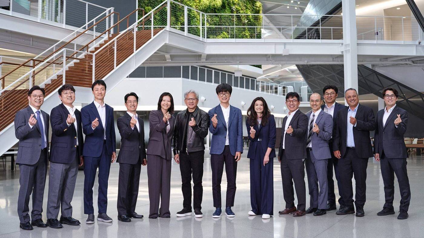 본문 이미지 - 네이버 경영진과 엔비디아 경영진이 미국 엔비디아 본사에서 기념 촬영을 하는 모습.(엔비디아제공)
