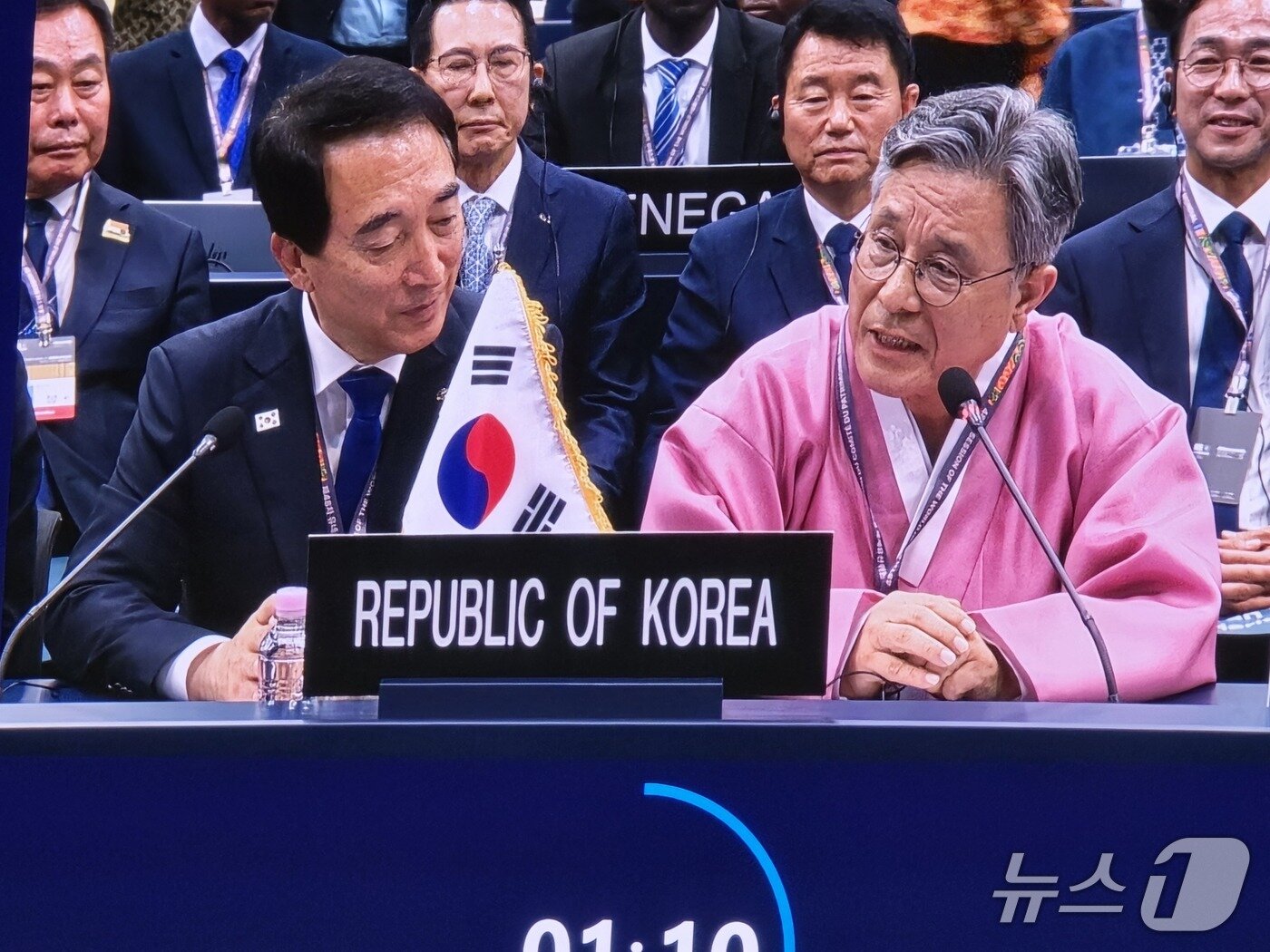 본문 이미지 - 25일, 허민 국가유산청장(왼쪽)과 박수현 충남도지사가 한국의 갯벌 2단계 등재 최종 승인 직후 감사 인사를 전하고 있다. 2026.07.25. ⓒ 뉴스1 김정한 기자