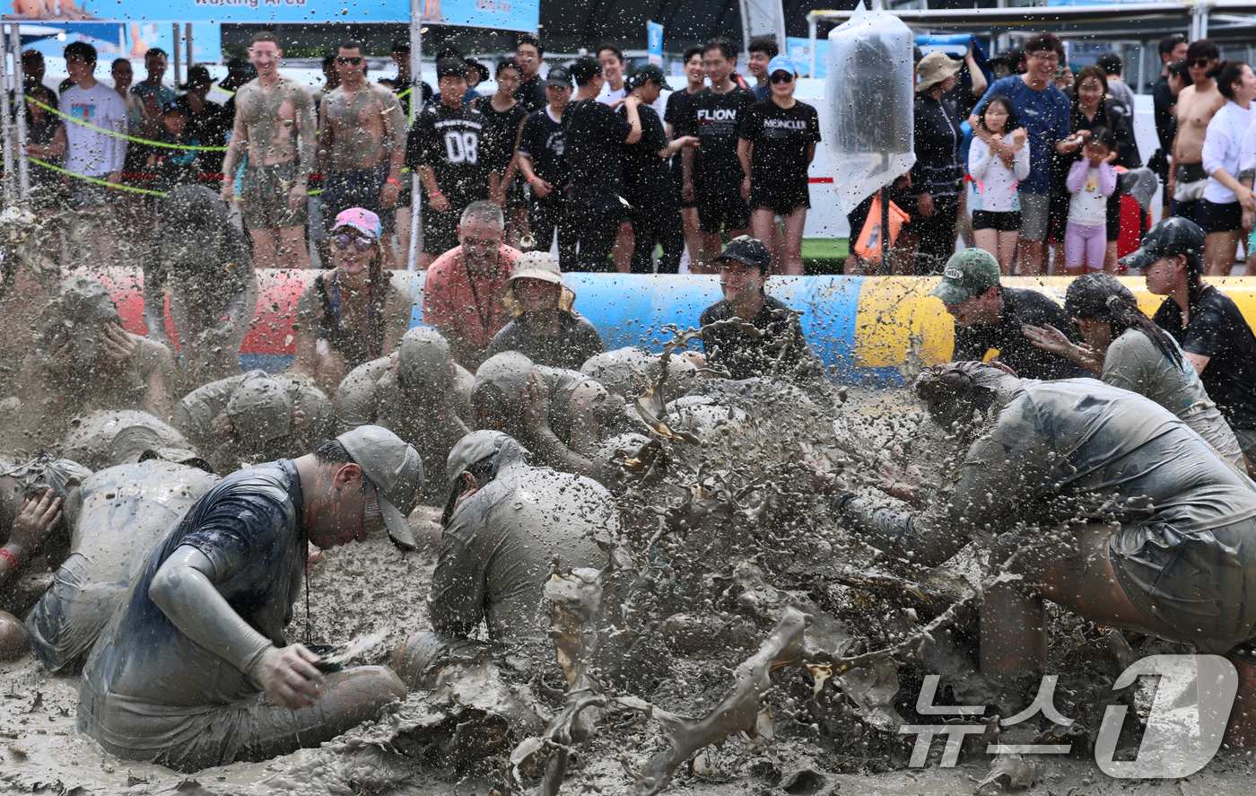 (보령=뉴스1) 김기태 기자 = 2026 보령머드축제 둘째 날인 25일 주말을 맞은 충남 보령 대천해수욕장 머드엑스포광장에 마련된 축제장에서 외국인 등 관광객들이 즐거운 시간을 보 …