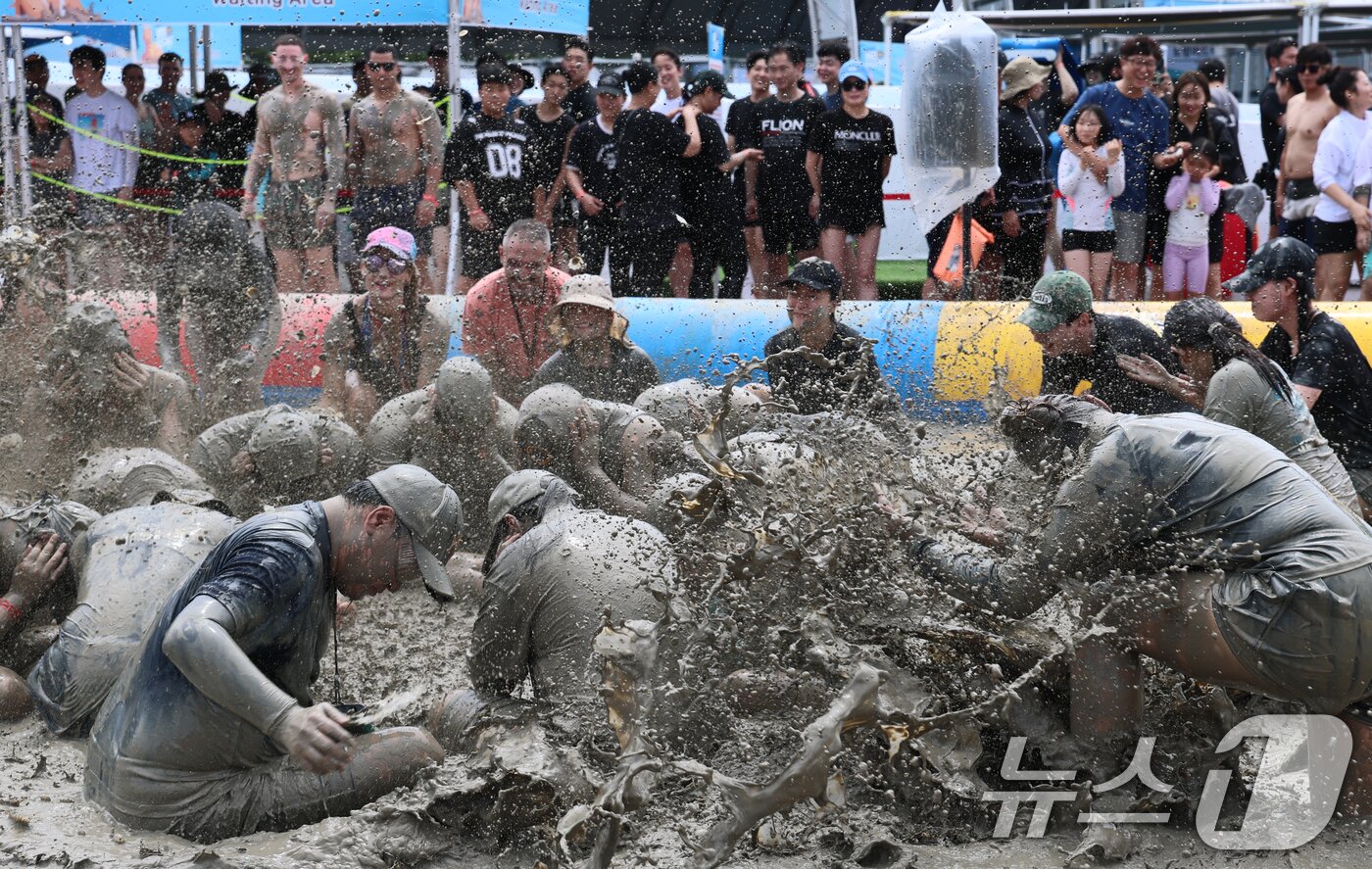 본문 이미지 - 2026 보령머드축제 둘째 날인 25일 주말을 맞은 충남 보령 대천해수욕장 머드엑스포광장에 마련된 축제장에서 외국인 등 관광객들이 즐거운 시간을 보내고 있다. 2026.7.25 ⓒ 뉴스1 김기태 기자