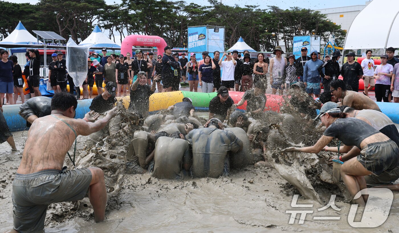 본문 이미지 - 2026 보령머드축제 둘째 날인 25일 주말을 맞은 충남 보령 대천해수욕장 머드엑스포광장에 마련된 축제장에서 외국인 등 관광객들이 즐거운 시간을 보내고 있다. 2026.7.25 ⓒ 뉴스1 김기태 기자