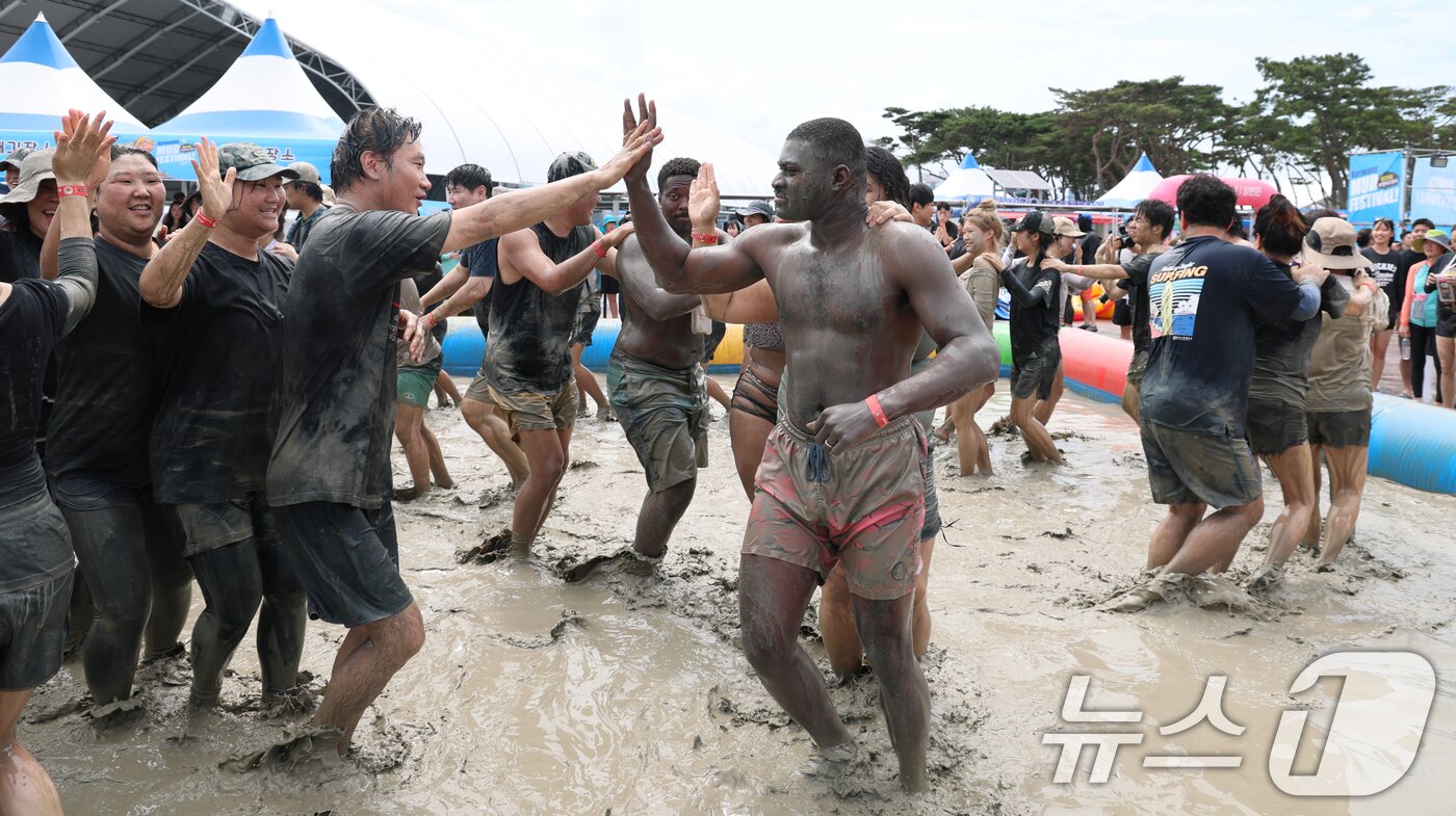 본문 이미지 - 2026 보령머드축제 둘째 날인 25일 주말을 맞은 충남 보령 대천해수욕장 머드엑스포광장에 마련된 축제장에서 외국인 등 관광객들이 즐거운 시간을 보내고 있다. 2026.7.25 ⓒ 뉴스1 김기태 기자