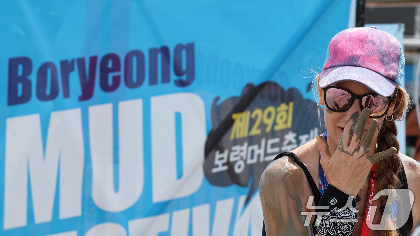 본문 이미지 - 2026 보령머드축제 둘째 날인 25일 주말을 맞은 충남 보령 대천해수욕장 머드엑스포광장에 마련된 축제장에서 외국인 등 관광객들이 즐거운 시간을 보내고 있다. 2026.7.25 ⓒ 뉴스1 김기태 기자