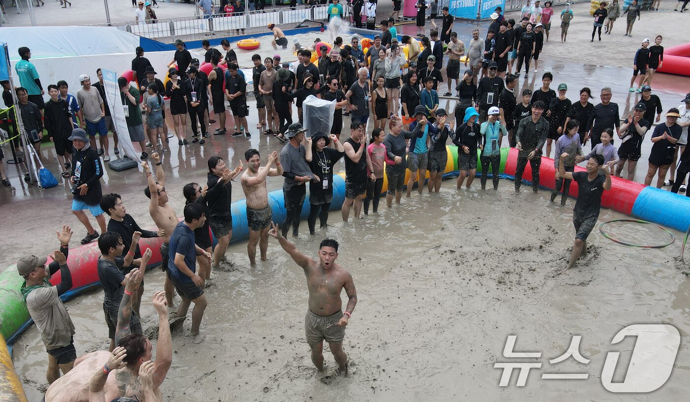 본문 이미지 - 2026 보령머드축제 둘째 날인 25일 주말을 맞은 충남 보령 대천해수욕장 머드엑스포광장에 마련된 축제장에서 외국인 등 관광객들이 즐거운 시간을 보내고 있다. 2026.7.25 ⓒ 뉴스1 김기태 기자