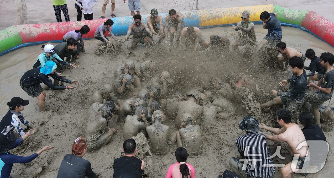 (보령=뉴스1) 김기태 기자 = 2026 보령머드축제 둘째 날인 25일 주말을 맞은 충남 보령 대천해수욕장 머드엑스포광장에 마련된 축제장에서 외국인 등 관광객들이 즐거운 시간을 보 …