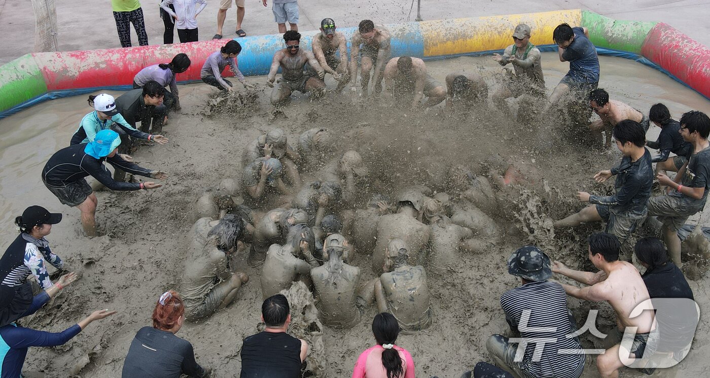 본문 이미지 - 2026 보령머드축제 둘째 날인 25일 주말을 맞은 충남 보령 대천해수욕장 머드엑스포광장에 마련된 축제장에서 외국인 등 관광객들이 즐거운 시간을 보내고 있다. 2026.7.25 ⓒ 뉴스1 김기태 기자