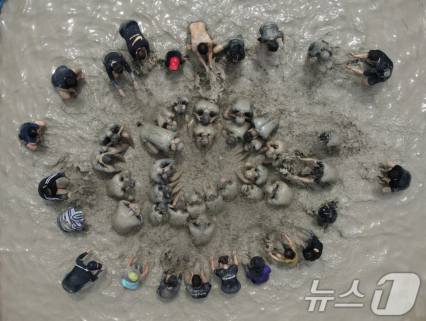 본문 이미지 - 2026 보령머드축제 둘째 날인 25일 주말을 맞은 충남 보령 대천해수욕장 머드엑스포광장에 마련된 축제장에서 외국인 등 관광객들이 즐거운 시간을 보내고 있다. 2026.7.25 ⓒ 뉴스1 김기태 기자
