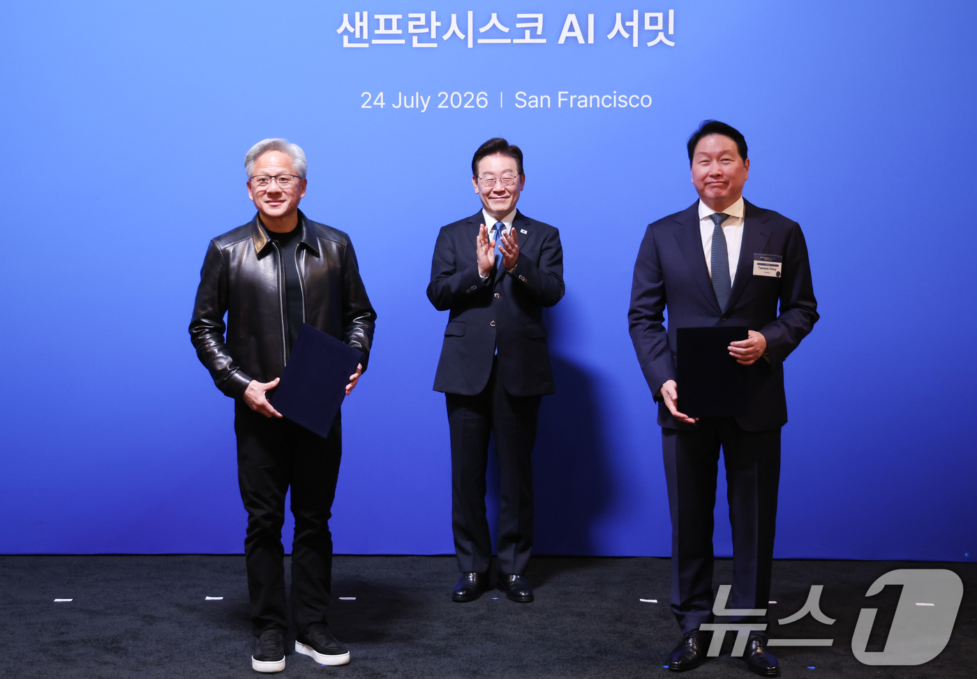 (샌프란시스코(미국)=뉴스1) 허경 기자 = 최태원 SK그룹 회장과 젠슨 황 엔비디아 최고경영자가 24일(현지시간) 이재명 대통령이 임석한 가운데 미국 샌프란시스코 더 미드웨이에서 …