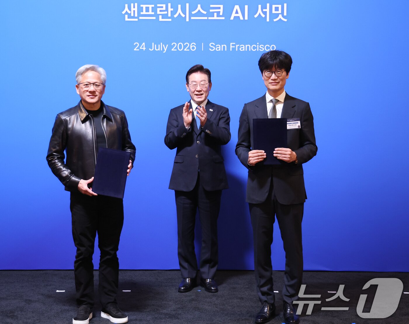 본문 이미지 - 이해진 네이버 이사회 의장과 젠슨 황 엔비디아 최고경영자가 24일(현지시간) 이재명 대통령이 임석한 가운데 미국 샌프란시스코 더 미드웨이에서 열린 AI 서밋에 앞서 글로벌 AI 팩토리 구축을 위해 지분 투자 유치에 관한 전략적 투자협약을 체결한 뒤 기념촬영을 하고 있다. 2026.7.25 ⓒ 뉴스1 허경 기자